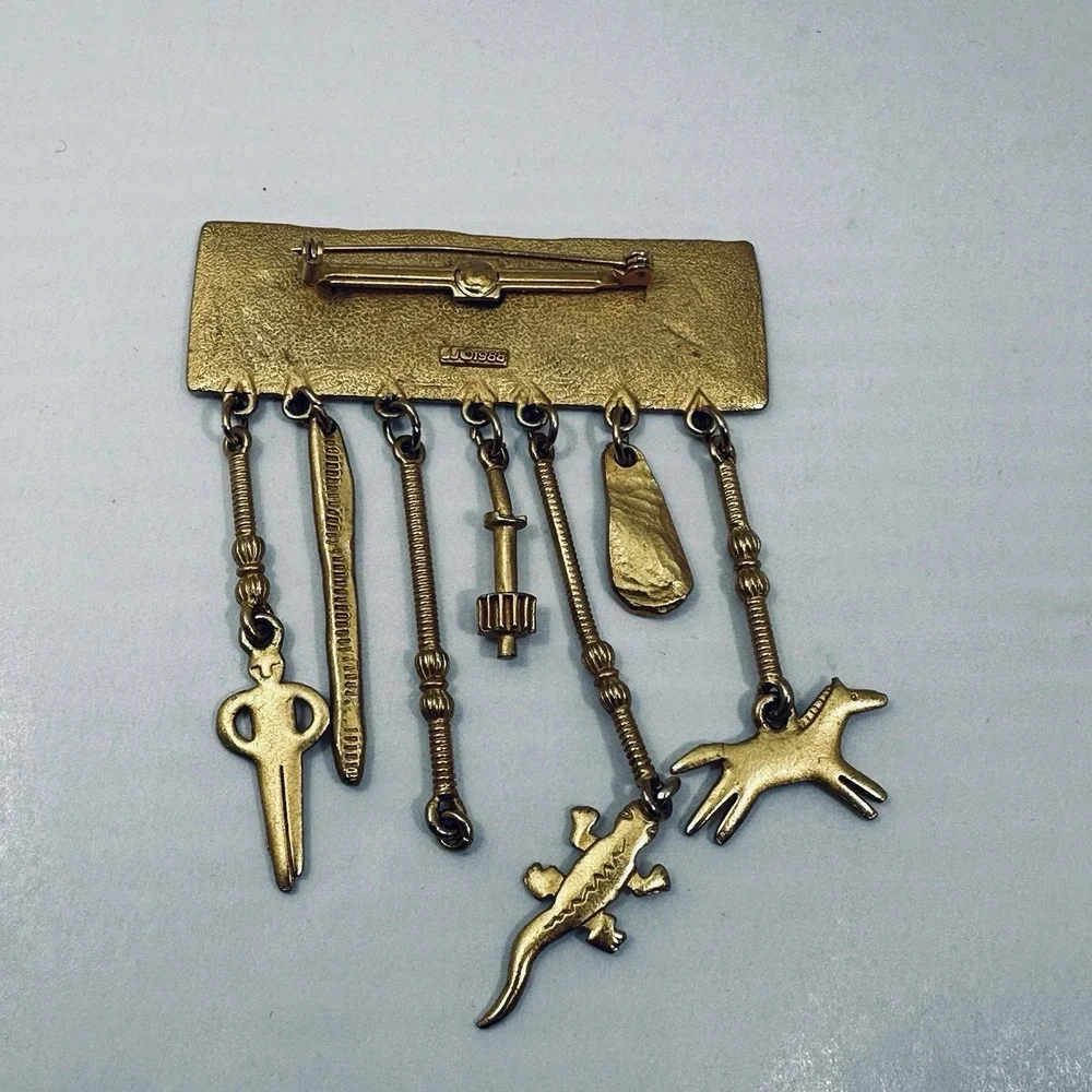 JJ‎ 1988 Southwest Style Dangle Brooch Lizard Dog Key Gold Tone Pin VTG